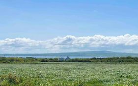 Cheerful 2 Bedroom Cottage With Free Parking